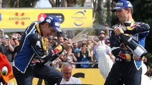 Sébastien Ogier (derecha) celebra con su copiloto, Julien Ingrassia, su cuarto título mundial.