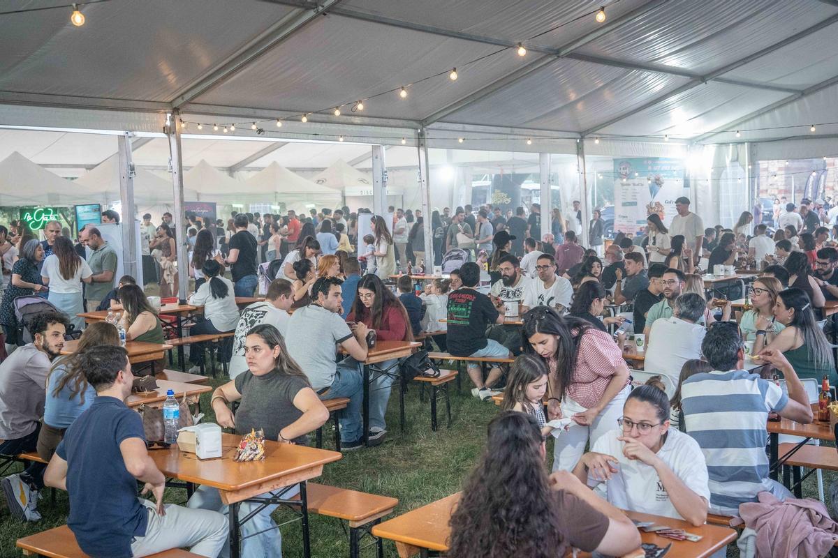 Hamburguesas y ambientazo a los pies del acueducto de los Milagros.