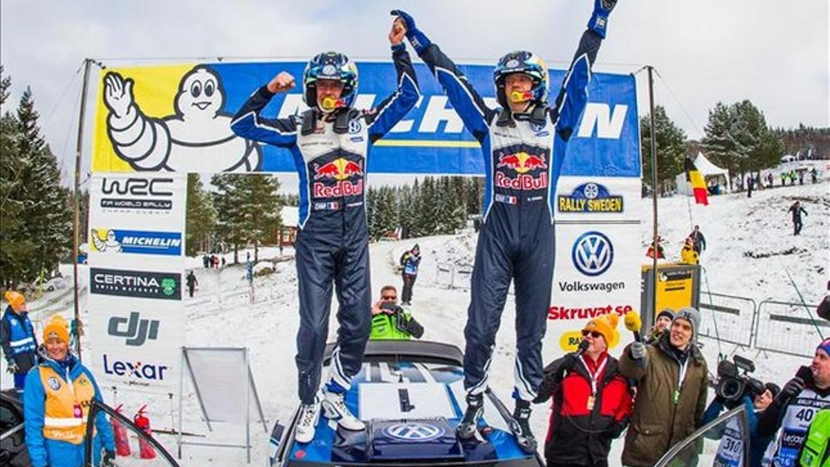 Ogier y su copiloto Ingrassia, en el podio de Suecia