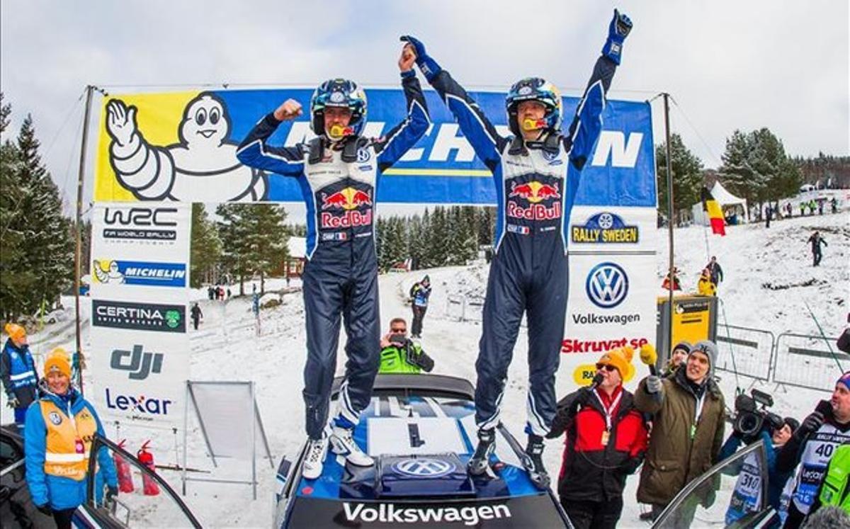 Ogier y su copiloto Ingrassia, en el podio de Suecia