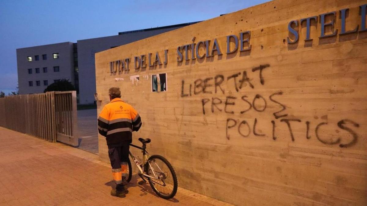 Pintada a favor de los presos políticos en la Ciudad de la Justicia de Castellón