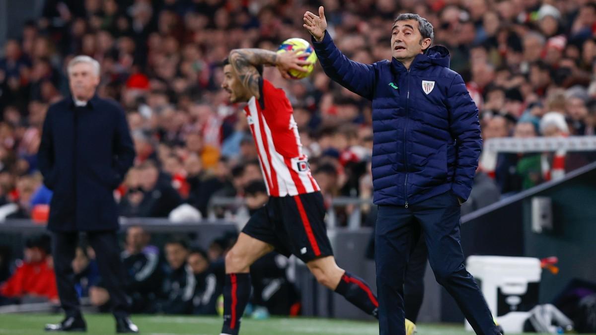 Valverde da instrucciones durante el partido ante el Real Madrid