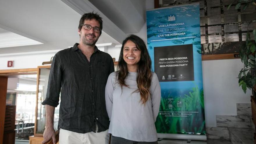 Óscar Serrano y Karina Inostroza, ayer, antes de comenzar su ponencia en el programa ‘Viu la posidònia’. | 