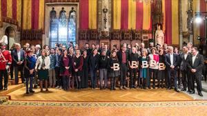 Los galardonados de los premios Ciutat de Barcelona 2017, en el Saló de Cent.