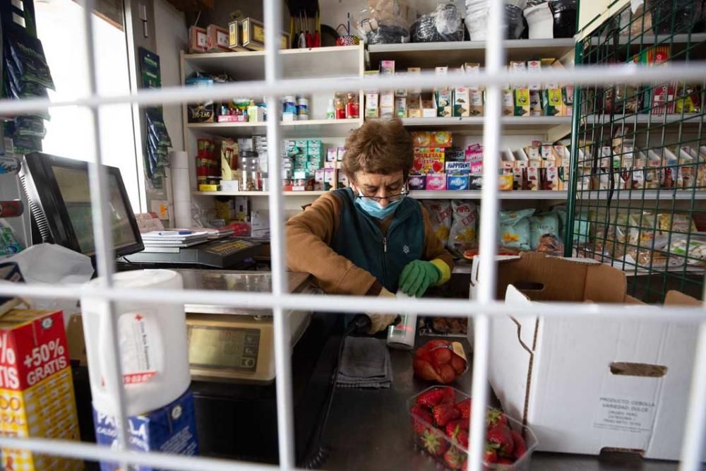 Los pequeños comercios toman medidas para prevenir el contagio.