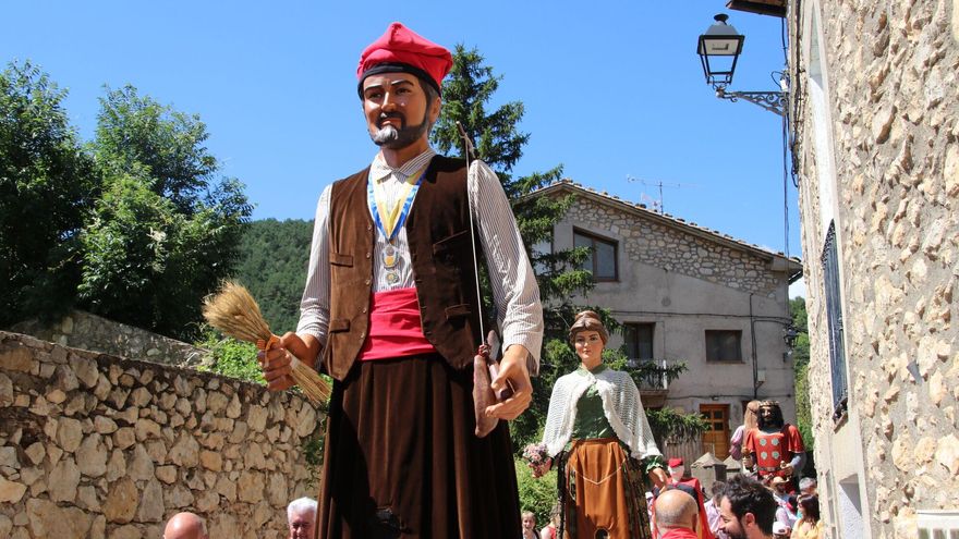 Els gegants de Sant Julià de Cerdanyola celebren 35 anys en companyia d’altres colles
