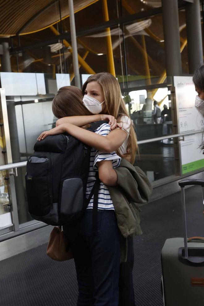 La princesa Leonor y la infanta Sofía se abrazan antes de que la primera ponga rumbo a Gales