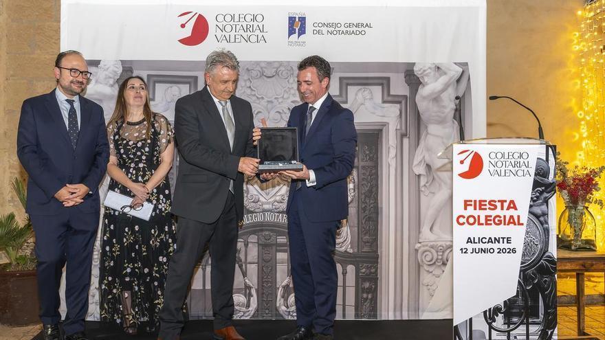 Los notarios premian al catedrático de la Universidad de Alicante Javier Barceló