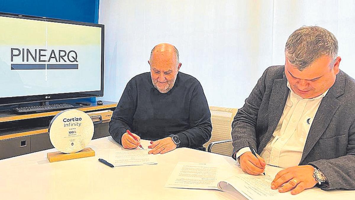 Albert de Pineda, izquierda, y Daniel Lainz, de Cortizo, firman el acuerdo
