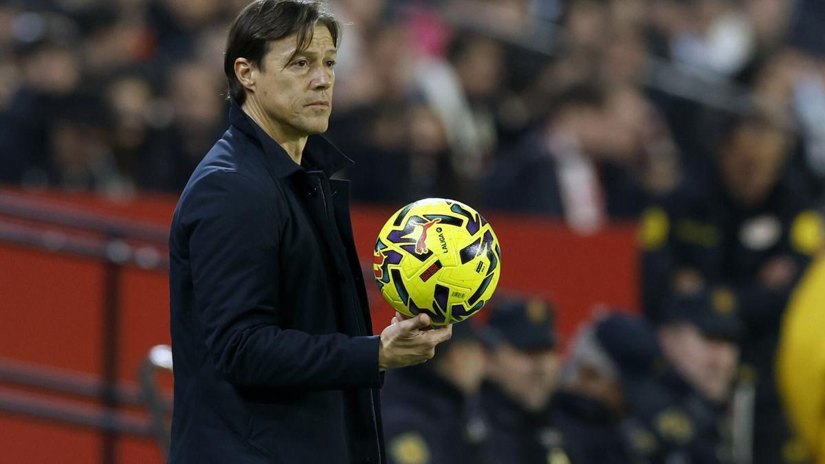 El técnico argentino del Sevilla, Matías Almeyda, durante el partido de la jornada 19 de LaLiga EA Sports entre Sevilla y Celta en el estadio Sánchez Pizjuán.