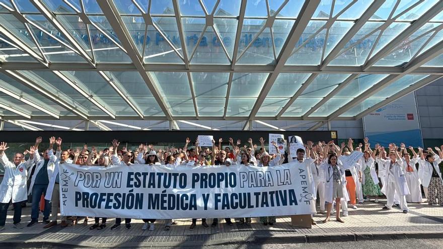 Los médicos cierran su quinta semana de paros y piden evitar "una dolorosísima huelga indefinida" en septiembre