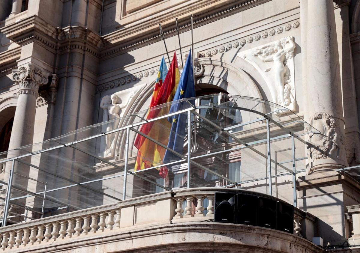 Banderas a media asta en el Ayuntamiento de València hoy