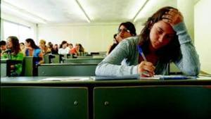 Una alumna realiza una de las pruebas de selectividad en una aula de la Universitat Autònoma de Bellaterra, en junio del año pasado.