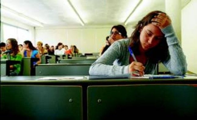 Una alumna realiza una de las pruebas de selectividad en una aula de la Universitat Autònoma de Bellaterra, en junio del año pasado.