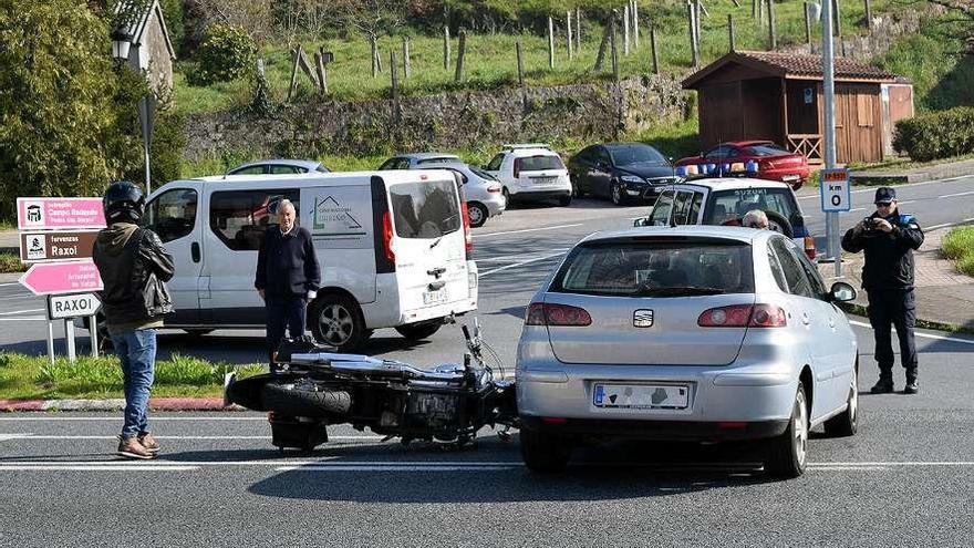 La motocicleta y el turismo implicados en el accidente ocurrido ayer. // FdV