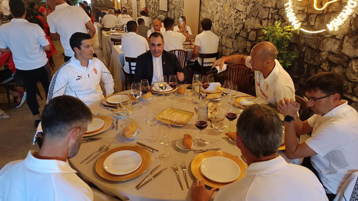 Las IMÁGENES de la visita del Sporting a Cangas de Onís tras ver a La Santina