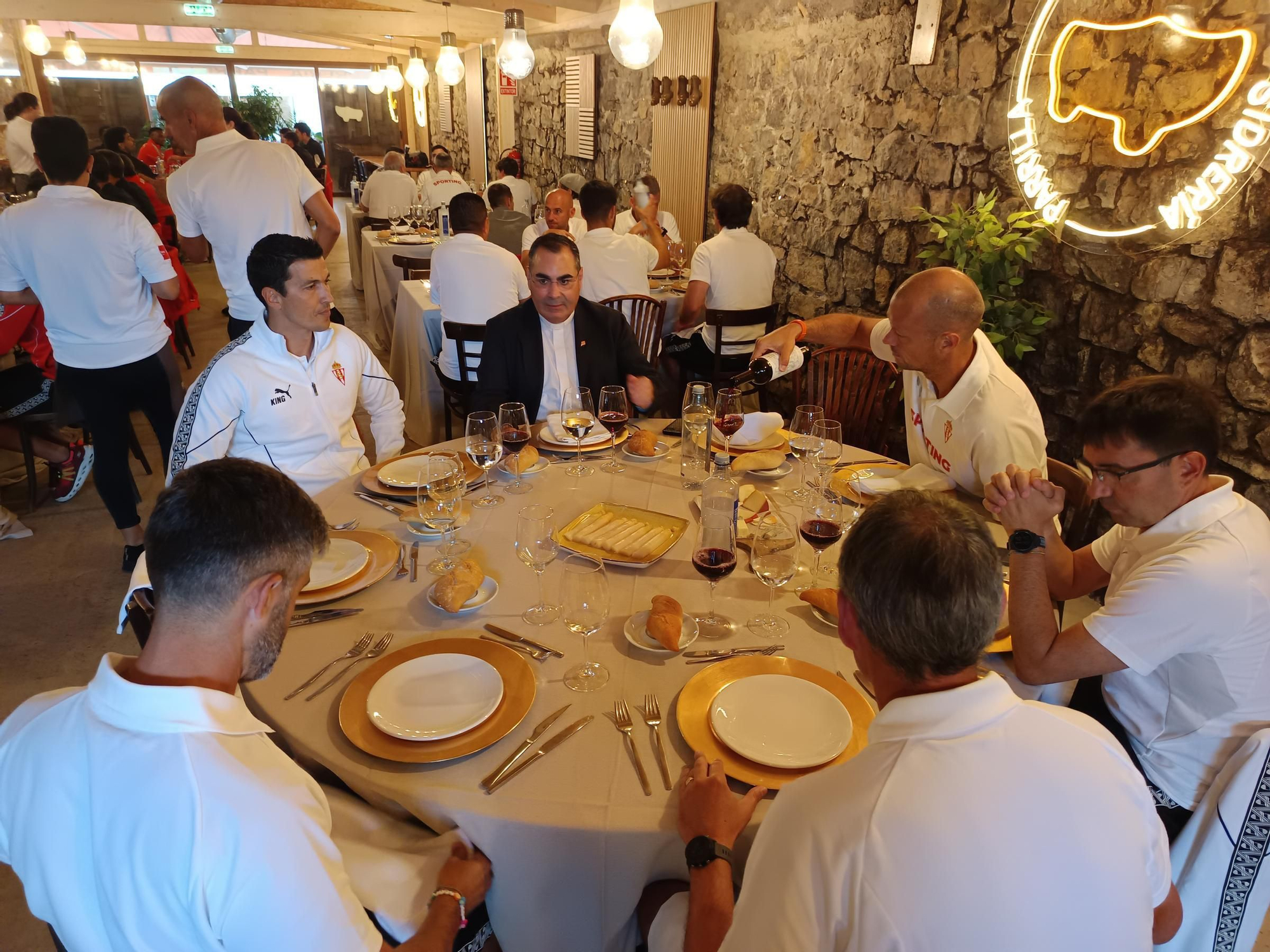Las IMÁGENES de la visita del Sporting a Cangas de Onís tras ver a La Santina