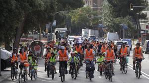 Bicibús escolar desde la plaza de Molina hasta plaza de de Sarrià por Vía Augusta, en Barcelona.