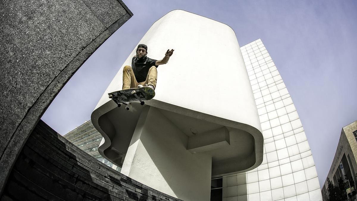 Un skater en la plaza del Macba