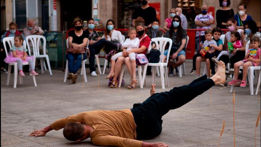 La danza tiñó de arte espacios públicos de Vila-real ayer por la tarde.