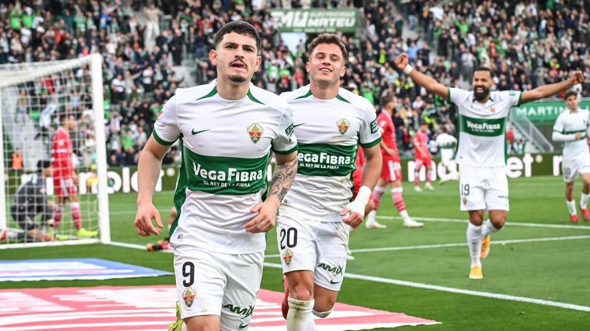 Momento del partido entre el Elche y el Cartagena.