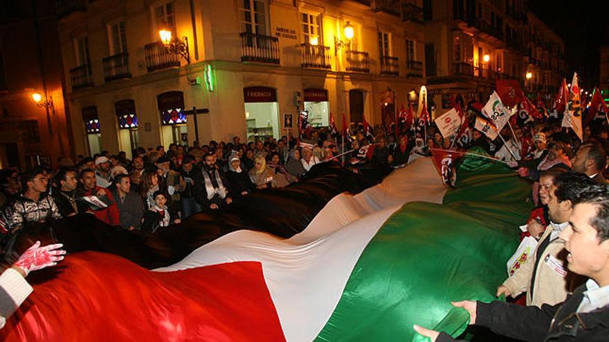Solidaridad. Un grupo de manifestantes porta una inmensa bandera palestina al inicio de la marcha que discurrió ayer por las calles del Centro.