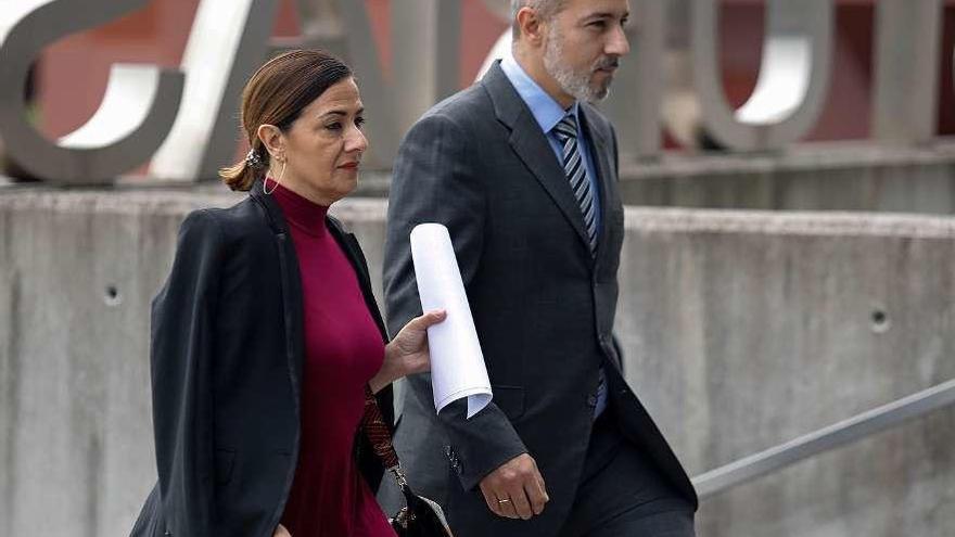 Los hermanos Elena y Daniel García Berrocal, ayer, a su llegada al Palacio de Justicia de Gijón.