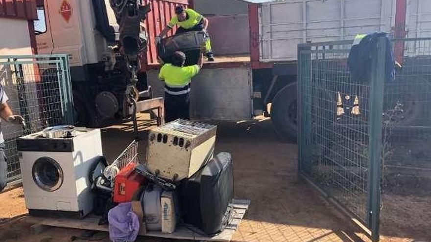 Dos operarios de Tierras de Aliste recogen electrodomésticos.