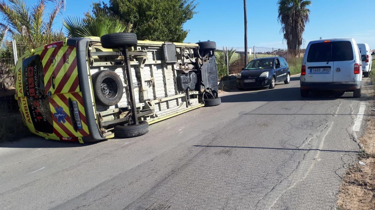 La ambulancia, volcada sobre el asfalto.