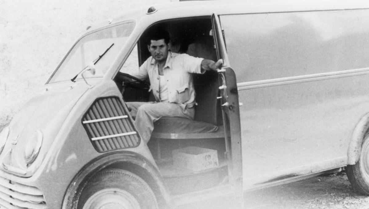 Los inicios de Vicky Foods: Antonio Juan repartiendo pan con su furgoneta en la década de los años 50