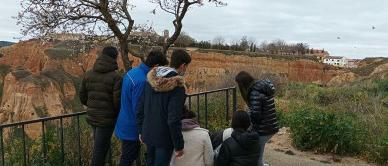 Un grupo de alumnos de Bachillerato analiza la posible contaminación del agua del río Duero a su paso por Toro.