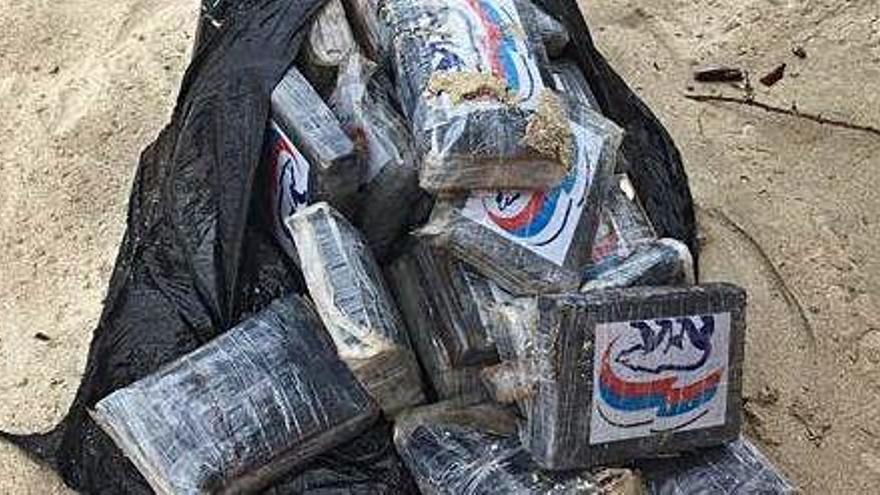 La droga aparecida en la playa de s&#039;Arenal estaba en el interior de bolsas negras.