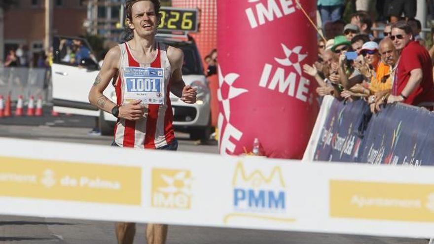 Richard Waldron, entrando en línea de meta.