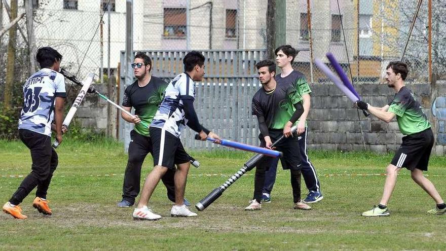 Un momento de la competición de &quot;jugger&quot; en el parque de El Florán.