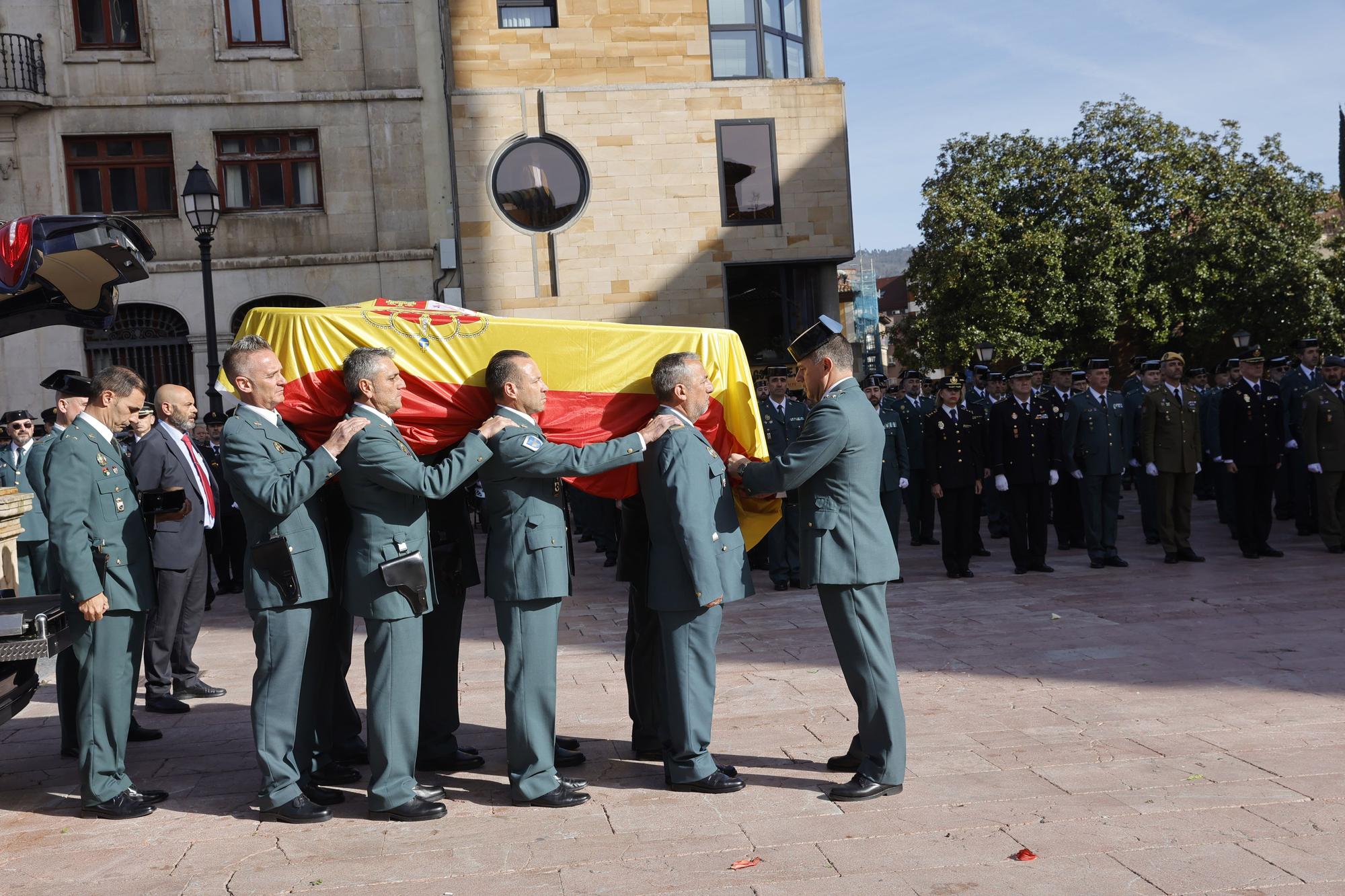 En imágenes: funeral en la catedral de Oviedo del guardia civil que evitó una masacre ciclista en Pravia