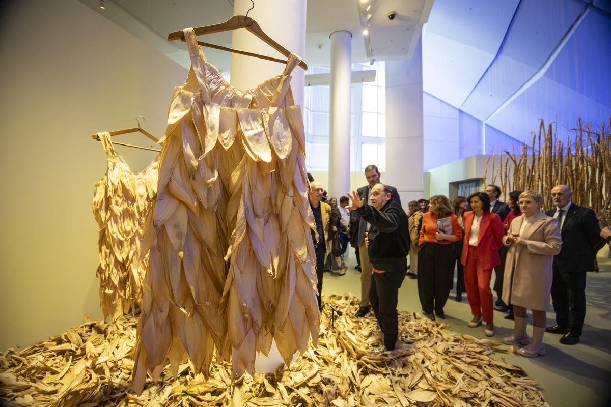 Edu Valiña ante su instalación dando detalles al conselleiro de Cultura