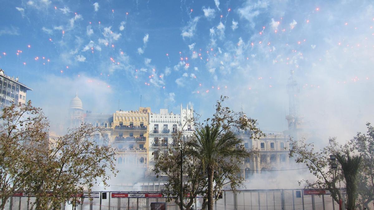 Un desfile y flores por la ciudad para celebrar el cuarto año de las Fallas UNESCO