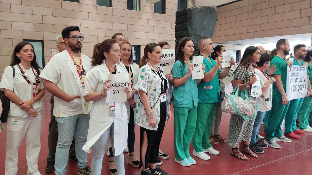 Concentración convocada por CCOO en el hospital Reina Sofía.