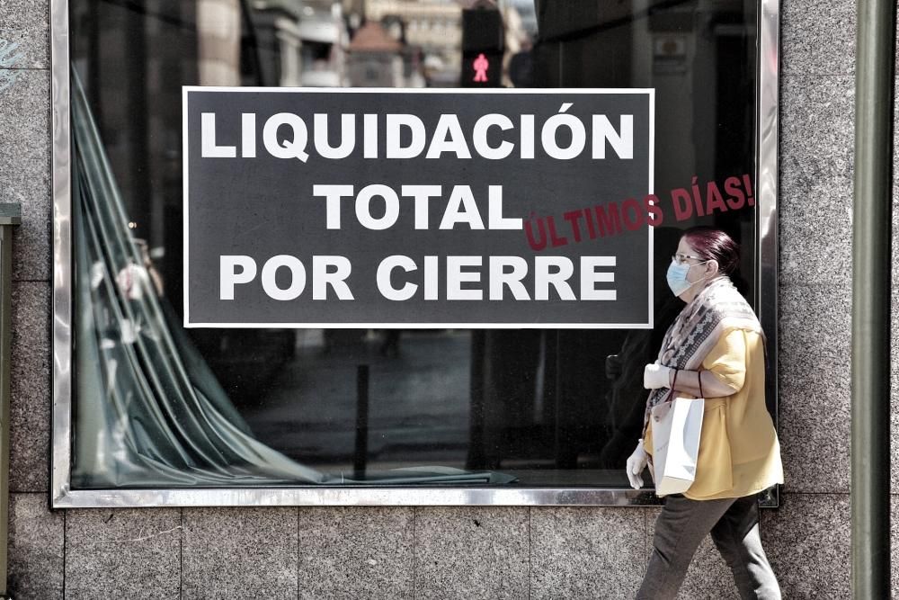 Paseo por Santa Cruz con comercios en marcha