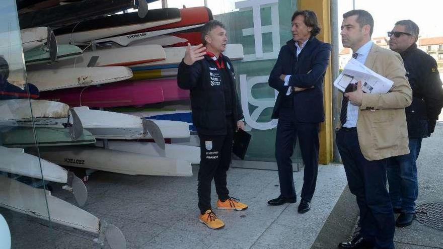 Ángel Barreiro explica la situación del edificio ante una aglomeración de piraguas en el hangar. // N. P.