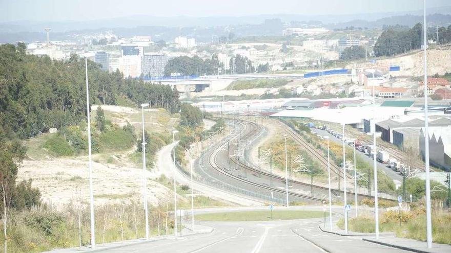 Vías del ferrocarril en terrenos municipales en el polígono de Vío.