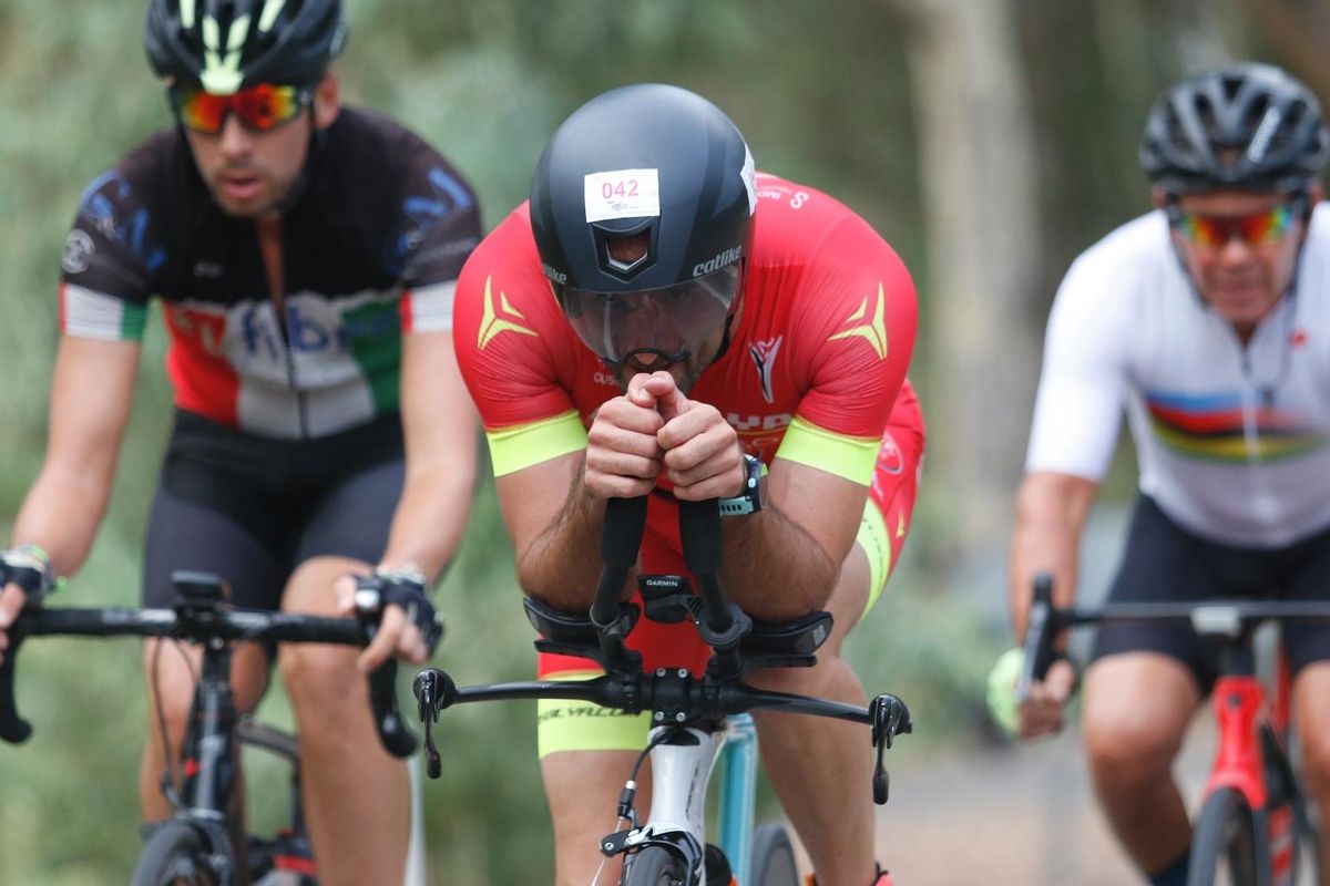 Un grupo de participantes en una prueba de triatlón.