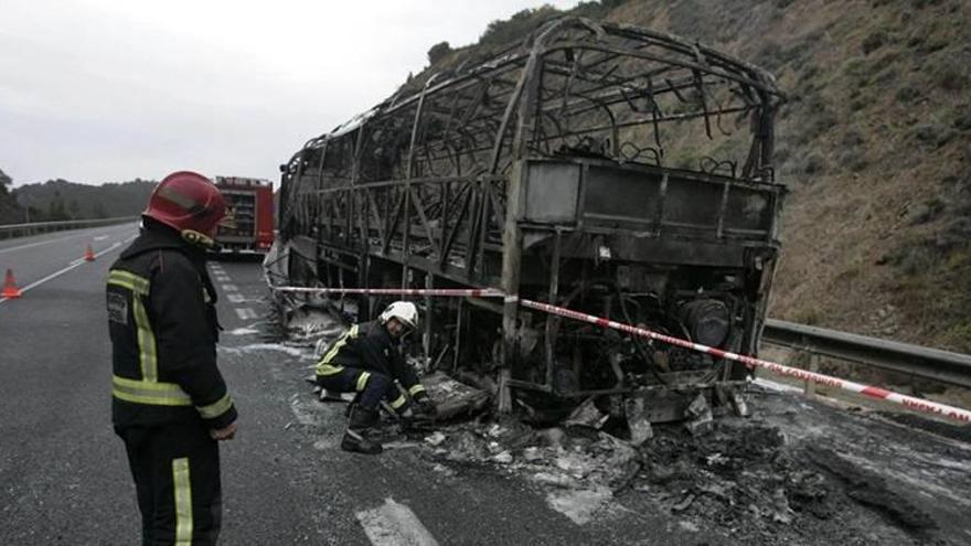 Arde en El Vacar el autocar de la UD Belalcázar sin dejar heridos