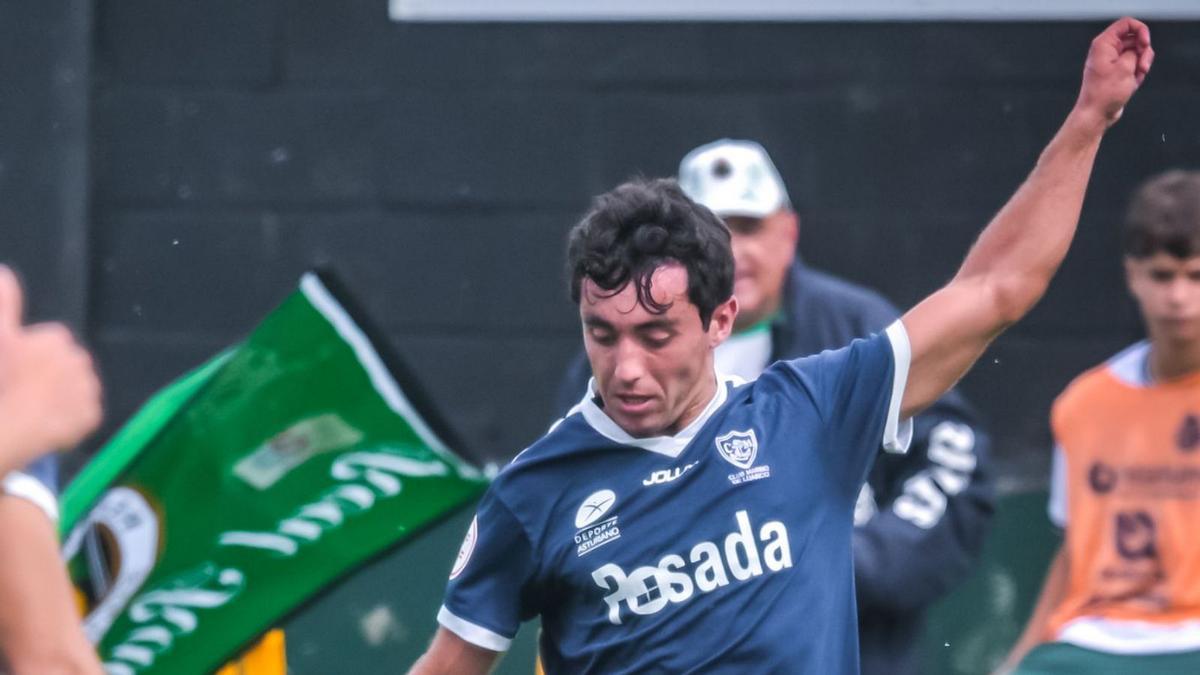 Marti golpea el balón, en el partido que disputó el Marino de Luanco ayer en Astillero (Cantabria). | ÁREA 11