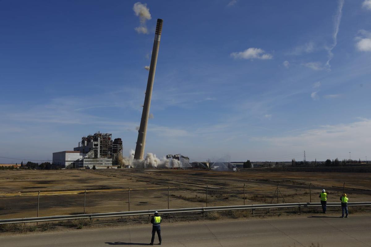 Así ha sido la demolición de la chimenea de Teruel