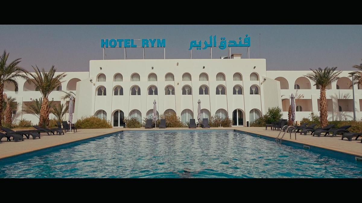 Otra inspiración que permitió a la artista pensar la película fue el libro 'Deserts are not empty', que escribió la arquitecta e historiadora argelina Samia Henni y que Moreno aprovecha para retratar que "en el desierto hay personas, historias, leyendas y ancestros".