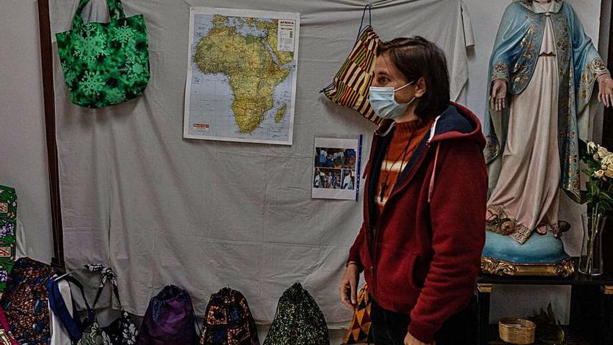 La misionera María Escarda en el mercadillo.