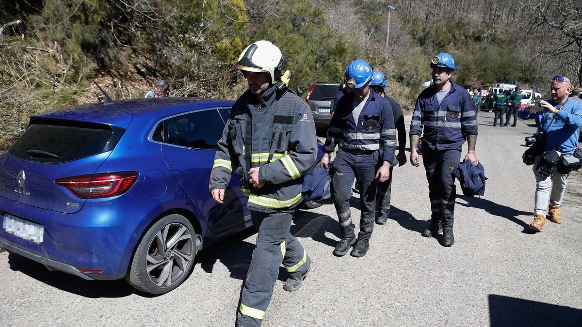 Efectivos de emergencias durante las labores de búsqueda de las víctimas.