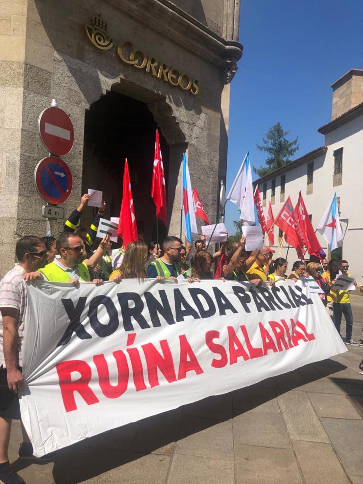 Ás portas do edificio principal de Correos despregouse unha faixa na que se podía ler “Xornada parcial, ruína salarial”