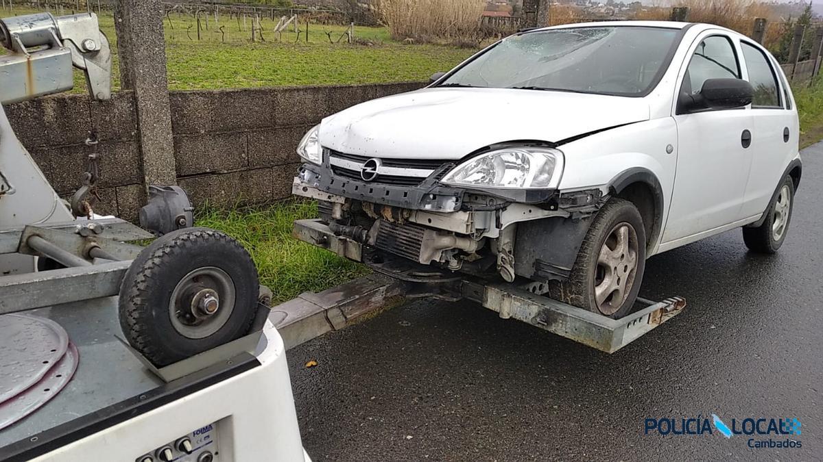 Imagen del coche siniestrado, tras ser localizado por la Policía Local de Cambados